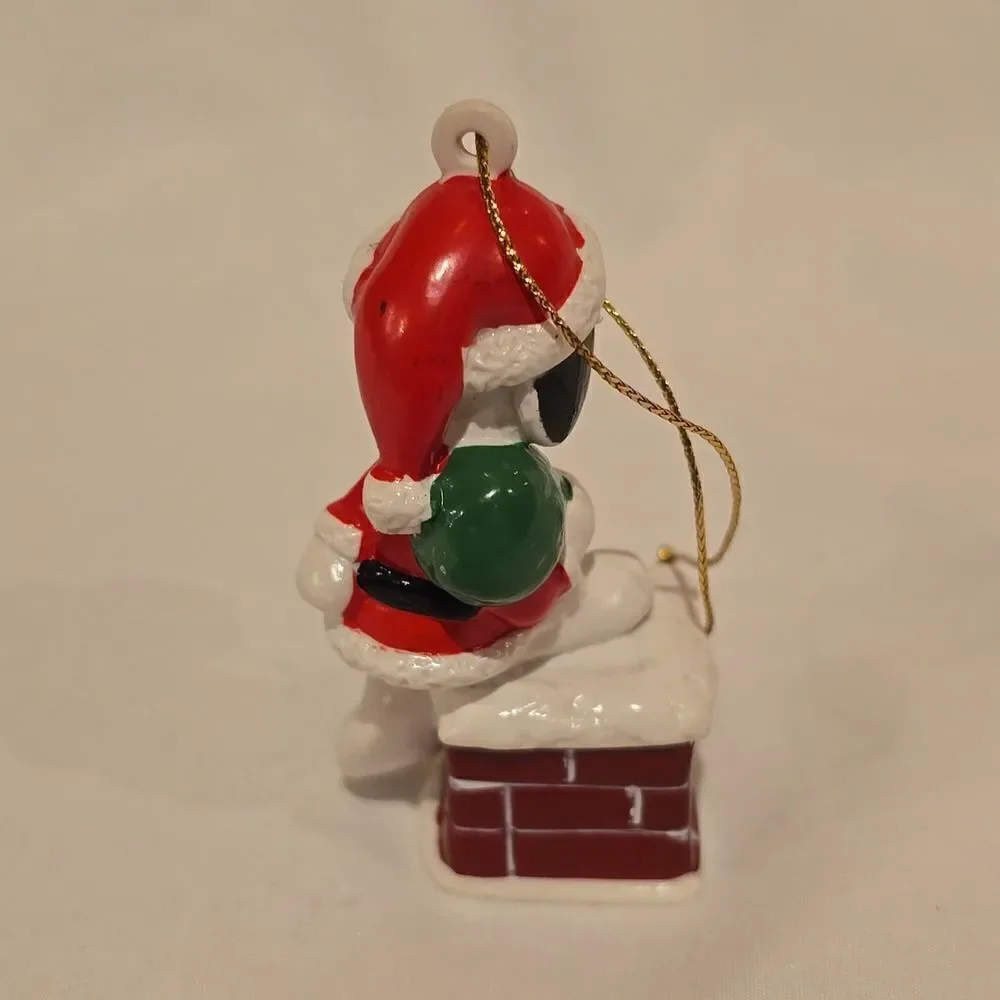 Peanuts snoopy character